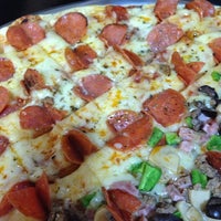 Das Foto wurde bei Luigi&amp;#39;s Pizzas von Erika N. am 3/6/2014 aufgenommen