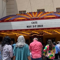 Foto diambil di Plaza Theatre oleh Jennifer V. pada 5/6/2023