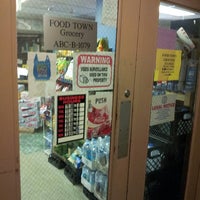 รูปภาพถ่ายที่ Food Town Grocery โดย Daniel L. เมื่อ 10/21/2013