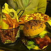 Photo taken at Hudsons - The Burger Joint by Nikita M. on 5/1/2022