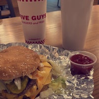 Photo taken at Five Guys by 𝐌𝐀𝐍𝐒𝐎𝐔𝐑 on 9/27/2021
