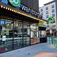 Photo taken at Wahlburgers by 𝐌𝐀𝐍𝐒𝐎𝐔𝐑 on 12/22/2021