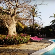 Das Foto wurde bei Flamingo Villas Resort von Mayungu Beach &amp;amp; Restaurant am 6/7/2019 aufgenommen