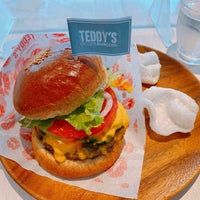Photo taken at Teddy&#39;s Bigger Burgers by せれたそ on 6/20/2021