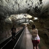 Foto tirada no(a) Natural Bridge Caverns por Chad em 3/30/2024