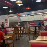 Photo taken at Five Guys by SALOLO 💗 on 7/29/2022