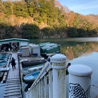 Photo taken at 相模湖 天狗岩 ドーム船・ボート釣り場 by AKI N. on 12/15/2021