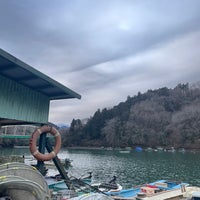 Photo taken at 相模湖 天狗岩 ドーム船・ボート釣り場 by AKI N. on 1/9/2022