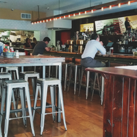 Foto tirada no(a) Dorlan’s Tavern &amp;amp; Oyster Bar por Dorlan’s Tavern &amp;amp; Oyster Bar em 8/10/2015