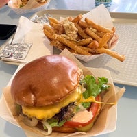 Foto tirada no(a) Mahaloha Burger por Khrystyna V. em 5/24/2022