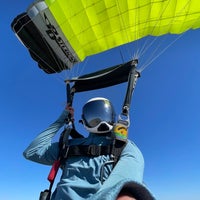 Foto tirada no(a) Skydive Elsinore por H A. em 10/18/2021