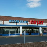 Foto tirada no(a) Ocean State Job Lot por Kyle H. em 8/27/2016