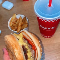 Photo taken at Five Guys by راكان on 8/11/2023
