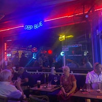 Das Foto wurde bei Deep Blue Bar von S am 10/7/2022 aufgenommen