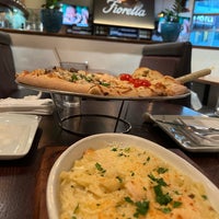 Photo taken at Fiorella Pizzeria E Caffè by Dexter 🇸🇦🇺🇸✨ on 8/3/2022