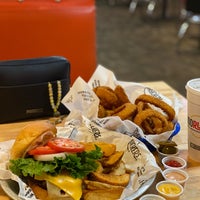 Photo taken at Fuddruckers by Dexter 🇸🇦🇺🇸✨ on 8/15/2021