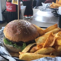 Foto diambil di Burger Mood oleh Ayşe Ş. pada 9/9/2020