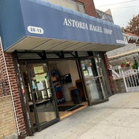 Foto tirada no(a) Astoria Bagel Shop por Kimmie O. em 10/22/2020