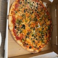 Снимок сделан в Underground Pizza пользователем Kimmie O. 4/25/2023