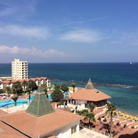 Foto diambil di Salamis Bay Conti Resort Hotel oleh E C. pada 9/18/2015