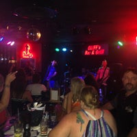 Foto tomada en Cliff&amp;#39;s Bar And Grill  por Goldie N. el 8/15/2015