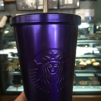 Das Foto wurde bei Starbucks von Ev 🐌 am 6/5/2016 aufgenommen