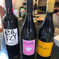 2/17/2021 tarihinde Danielle D.ziyaretçi tarafından Sea Grape Wine Shop'de çekilen fotoğraf