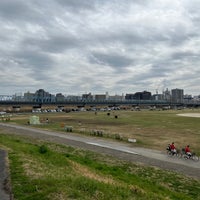 Photo taken at 多摩川緑地野球場 by makota666 on 3/27/2022