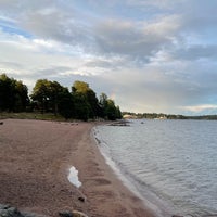 Photo taken at Mustikkamaan uimaranta by Tomi J. on 8/15/2021