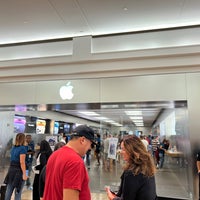 Photo taken at Apple The Galleria by Joe J. on 9/16/2022
