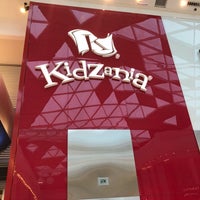 รูปภาพถ่ายที่ KidZania London โดย Paul F. เมื่อ 12/23/2017