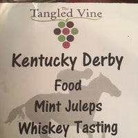 Foto tirada no(a) The Tangled Vine Wine Bar &amp;amp; Kitchen por David S. em 5/7/2016