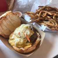 Photo prise au Hat Creek Burger Co. par lim b. le10/31/2017