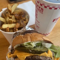 Photo taken at Five Guys by Raghad🇸🇦🇬🇧 on 10/21/2023