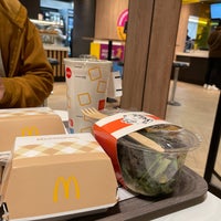 รูปภาพถ่ายที่ McDonald&amp;#39;s โดย ALI A. เมื่อ 11/19/2022