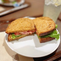Photo taken at Ueshima Coffee House by ♪ Y. on 6/14/2023