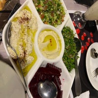 รูปภาพถ่ายที่ Iran Zamin Restaurant โดย Mozhic เมื่อ 4/22/2023