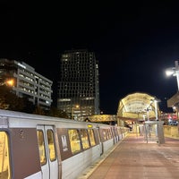 รูปภาพถ่ายที่ Greensboro Metro Station โดย Nada 🕊️ เมื่อ 9/26/2022