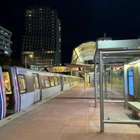 รูปภาพถ่ายที่ Greensboro Metro Station โดย Nada 🕊️ เมื่อ 9/7/2022