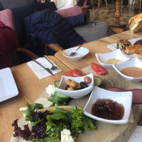 Foto diambil di Asmalı Balkon Cafe &amp;amp; Bistro oleh M. A. pada 2/7/2022
