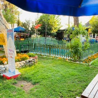 รูปภาพถ่ายที่ Muhtarın Yeri Park Orman Çay Bahçesi โดย Hakan S. เมื่อ 7/17/2021
