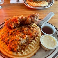 Photo taken at Fat&amp;#39;s Chicken &amp;amp; Waffles by Paul D. on 10/7/2023