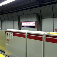 Photo taken at 青山一丁目駅 1-2番線ホーム by Hironobu M. on 9/13/2016