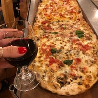 Foto tirada no(a) Ristorante Pizza a Metro da &amp;quot;Gigino&amp;quot; L&amp;#39;Università della pizza por nilay em 7/9/2019