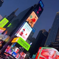 Foto diambil di Broadway @ Times Square Hotel oleh Miraç G. pada 9/25/2022