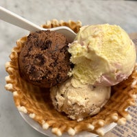 3/20/2023 tarihinde Yingyi B.ziyaretçi tarafından Jeni&amp;#39;s Splendid Ice Creams'de çekilen fotoğraf