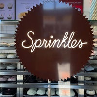 Das Foto wurde bei Sprinkles Beverly Hills Cupcakes von Ibrahim am 6/26/2023 aufgenommen