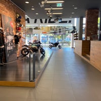 Foto diambil di BMW Motorrad Zentrum oleh Nilgün A. pada 8/23/2022