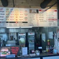 Das Foto wurde bei BurgerFiend 16th Ave. von BurgerFiend 16th Ave. am 10/13/2021 aufgenommen