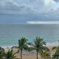 Foto scattata a Courtyard by Marriott Isla Verde Beach Resort da Matt F. il 8/17/2022